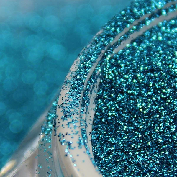 Let The Glitter Powder in Nail Polish Become The Highlight of Your Outfit