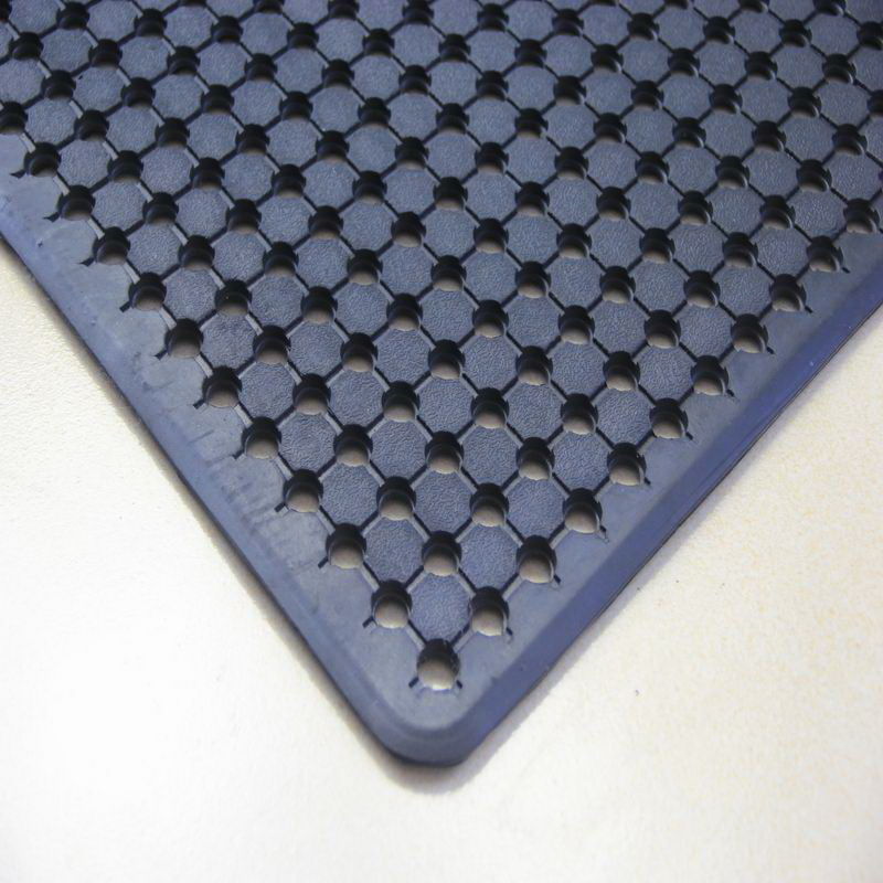 Rubber Grass Mat Used for Areas with Light Water
