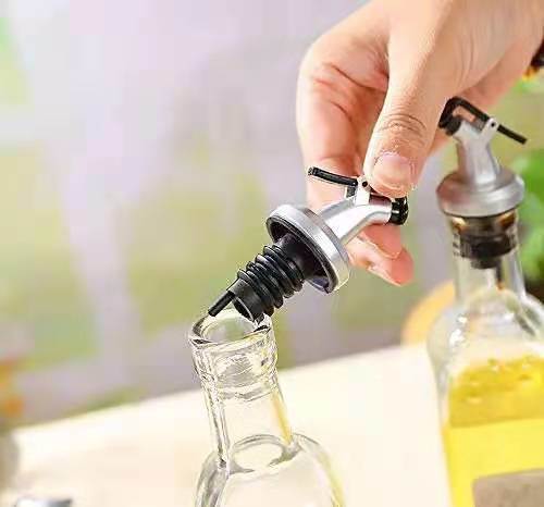 in Stock 8oz 250ml Clear Glass Bottle for Olive Oil with Regular Stainless Steel Oil Spout