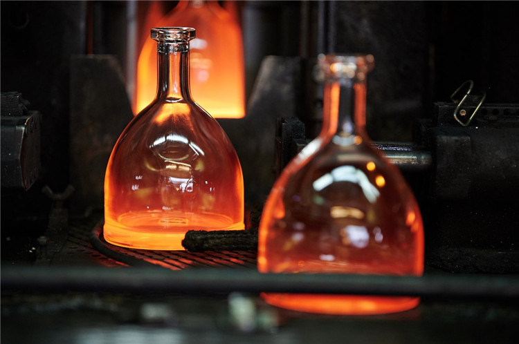 Wholesale Transparent Whisky Glass Bottles Brandy Spirit Vodka Bottles