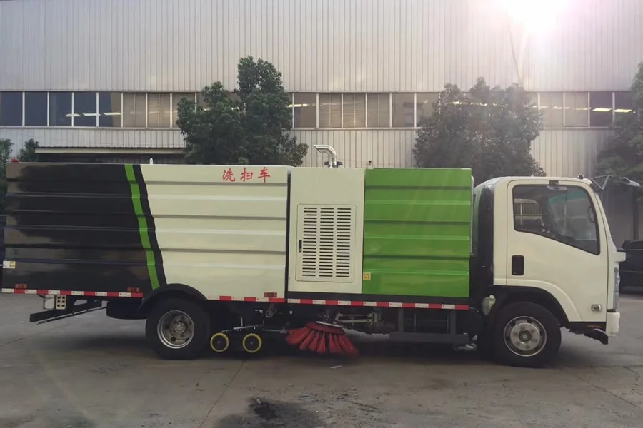 China 190HP Street Cleaning Vehicle 5000liters Water Tank Isuzu Road Washing Cleaning Truck