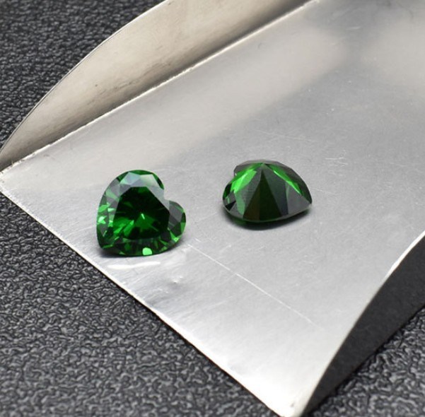 Grade AAA Machine Cut Emerald Green Heart Shape Cubic Zirconia for Sale