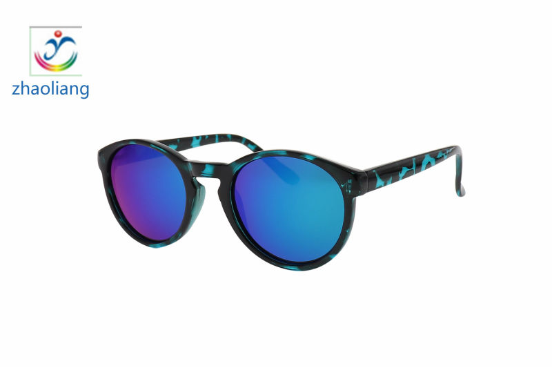 Both Men and Women Sell Popular, Colorful and Optional Sunglasses