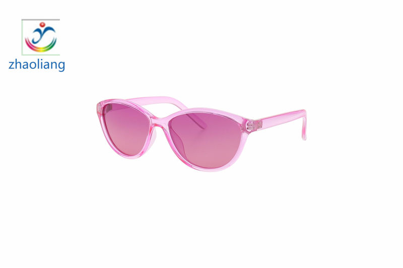 Both Men and Women Sell Popular, Colorful and Optional Sunglasses