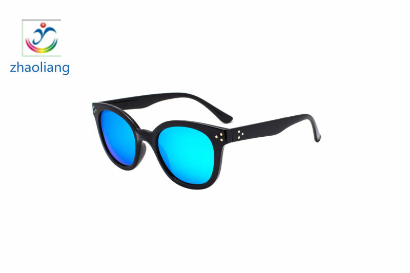 Both Men and Women Sell Popular, Colorful and Optional Sunglasses