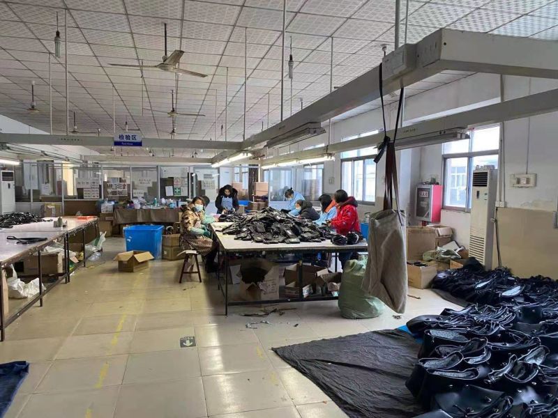 Elegant Handbag with Faux Fur and PU Contrasting Material