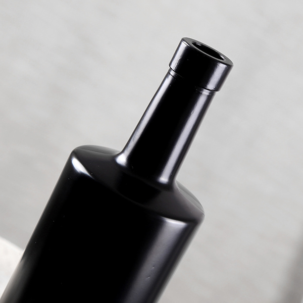 750ml Colored Black Sprayed Glass Vodka Wine Bottle with Wood Cork