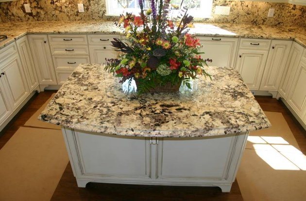 Excellent Quality Brazil White Delicatus Granite Worktop/Vanitytop/Countertop