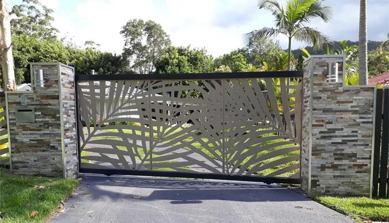 Made to Measure Aluminium Laser Cutting Gate with Wood Grain