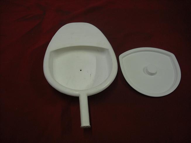 Wholesale Hospital Patient Use Medical Disposable Plastic Bedpan with Cover