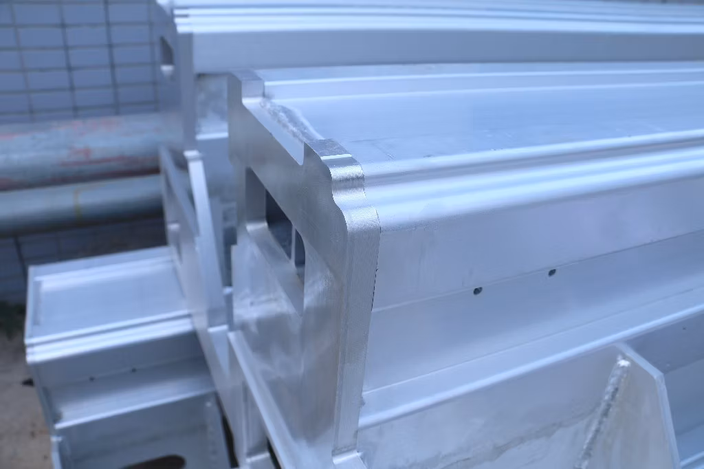 Economic Model Exchange Platform & Full Protection Cover Laser Cutter with 3m/6m Pipe Unit