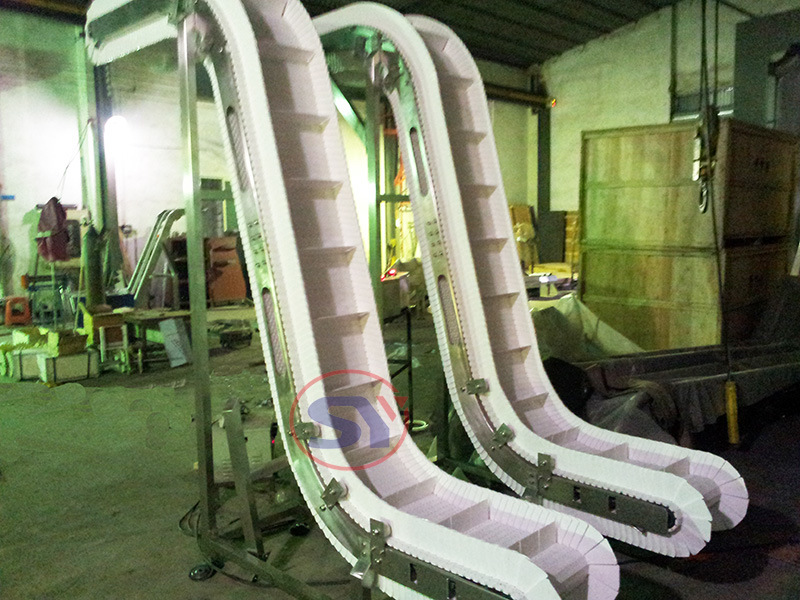 Inclining Corrugated Sidewall Rubber Belt Conveyor for Puffed Food