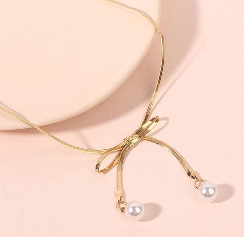 Fashion Jewelry Delicate Brass Snake Necklace with Bowknot and Pearl Choker