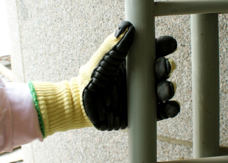 13G Anti-Cut Vibration-Resistant Aramid Knitted Mechanical Work Gloves