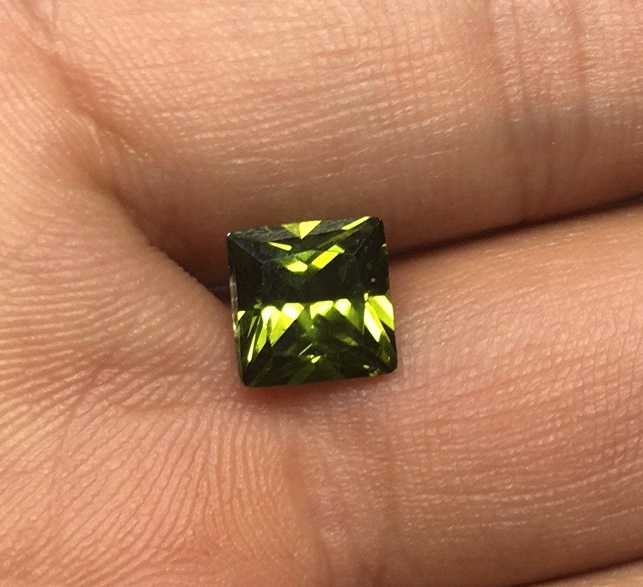 3X3mm Princess Cut Synthetic Olive/Peridot Cubic Zirconia Sri Lanka Gemstone